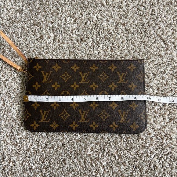 Authentic Louis Vuitton Neverfull MM Monogram Pouch- Like New Condition! - Picture 3 of 12
